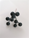 Bundt med kunstige blåbær på tråd. Velegnet i dekorationer. De enkelte bær måler ca. 1 cm.