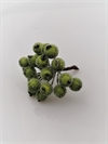 Bundt med dekorations bær. Grøn frost / sukker. Ca. 18 bær på tråd. Bærene måler ca. 1 cm.