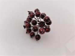 Bundt med dekorations bær. Vinrød frost / sukker. Ca. 18 bær på tråd. Bærene måler ca. 1 cm.