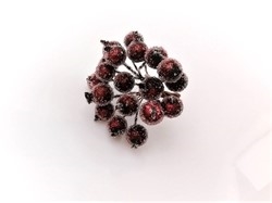 Bundt med dekorations bær. Vinrød frost / sukker. Ca. 18 bær på tråd. Bærene måler ca. 1 cm.
