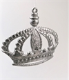Sølv glitter krone. til dekorationer eller for ophæng m.m. Let buet. Ø ca. 13 cm.