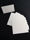 10 stk. Rå hvide bordkort med små guld stafferinger (prikker)