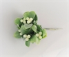 Kunstige hvide bær og blade på tråd. Frost look. Ø samlet ca. 6 cm. Består af består af 5 små buketter, kan deles.