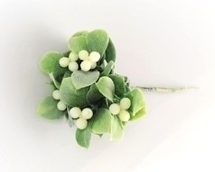 Kunstige hvide bær og blade på tråd. Frost look. Ø samlet ca. 6 cm. Består af består af 5 små buketter, kan deles.
