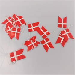 2 x flag guirlande. Det Danske flag. Ca. 3 x 4,5 cm på tynd snor. Til juletræ eller fødselsdagen.m.m.