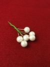 6 Stk. Rå hvide  dekorations bær på tråd. Ø på bærrene ca. 1 cm.