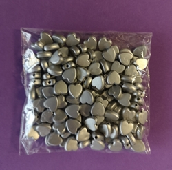 Ca. 24 g hjertedekorations perler. Hullet i perlen kan fint bruges til vindselstråd.