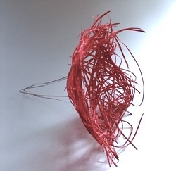 Et stk. rød buketholder med glimmer/glitter. Ø ca. 25 cm.