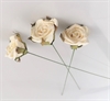 3 stk. Rå hvide papirs dekorations roser på tråd. Ø på roser ca. 4 cm.