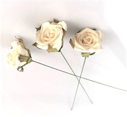 3 stk. Rå hvide papirs dekorations roser på tråd. Ø på roser ca. 4 cm.