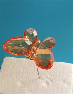 Et stk. Orange transp. Akryl sommerfugl på kraftig tråd. Vingefang ca. 7,5 cm. Tråden ca. 15 cm.