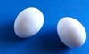 Hvide støbte æg. Ca. 6 x 8 cm. God kvalitet. Lad evt. børn male på ægget  med vandfarver.