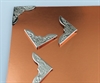 8 stk metalhjørner  "sølvfarvede" med præget mønster.