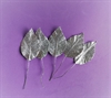 5 stk. Sølvfarvede dekorations blade med glimmer / Glitter, på tråd. ca. 6 x 3 cm.