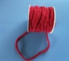 Rødt uldbånd, rulle med ca. 10 meter. Brede ca 5 mm.