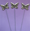 3 stk. Metal sommerfugl på metal pind. Vingefang ca. 6,5 cm. Længde sommerfugl + pind ca. 30 cm.