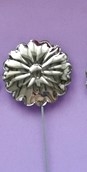  1stk. Metalblomst på metalpind Ø ca. 7 cm. Pind + blomst ca. 30 cm.