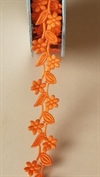 En rulle med ca. 9 meter bånd/blomster ranke selvklæbende. Flot Orange.