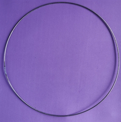 Et stk. Metal ring ca. 2 mm. Ø ca. 22 cm. Fin ring for evt binderi af dørkrans m.m.