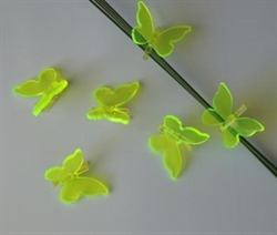 6 stk. Transp. akryl grønne sommerfugle på klemme. Vingefang ca. 4,5 cm.