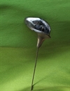 Et stk. Metal Calla på lang metal pind. Callaen måler ca.6 x 3 cm.