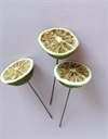 Op tørrede halve lime på tråd. 3 stk. Til pynt i dekorationer. Ø på en halv lime er ca. 4 cm.