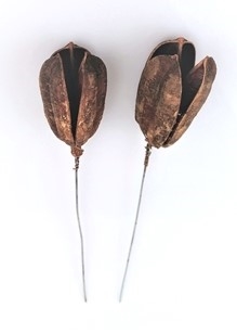 2 stk. Frøstande på tråd til dekorations brug. Højde ca. 5 cm + tråd.