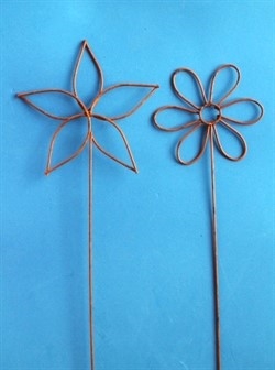 2 stk. Metal rust blomster. stik pynt. Ø 8 og 10 cm.