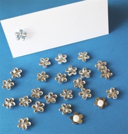 Små akryl blomster" sølvfarvede" Ø ca. 1,1 cm. ca. 22-24 stk. Fine på bordkort/kort i dekorationer m.m.