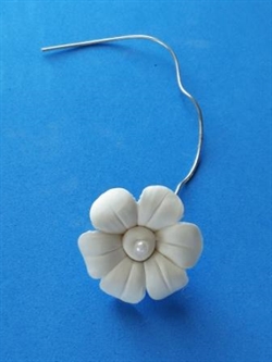 Et stk. Hvid støbt blomst med let formbar tråd.