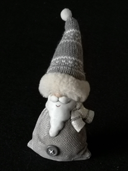 Grå nisse med skæg. Højde ca. 15 cm.