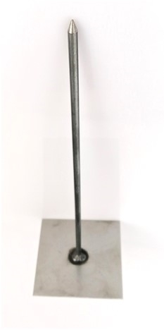 Et stk. Spyd på fod i rå jern. Tykkelse på spyd ca. 6 mm. Pladen ca.10 x 10 cm. Spyd højde ca. 30 cm.