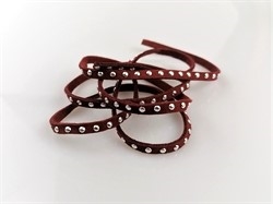 Imiteret læder bånd Varm brun med nitter. Brug det til pynt omkring lys eller lav dit eget armbånd. Længde ca. 1 meter. Brede 0,5 cm.