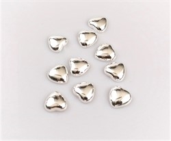 10 stk. små "sølv" hjerter . Lette. Ca. 1,8 cm. Flad bagside.
