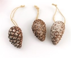 3 stk. lukkede kogler med øje og snor . Koglerne måler ca.5 cm.