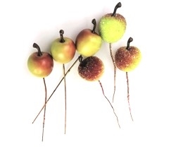 6 stk. Kunstige æbler på tråd. Med og uden frost Ø på æblerne ca. 2,5 cm.