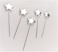 5 stk. blanke sølvfarvede stjerner på nål. Stjernen måler ca. 3 cm.