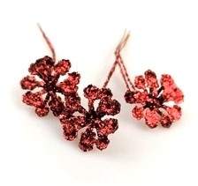 3 stk. små glitter blomster på tråd. Stikpynt. Ø på blomst ca. 2,5 cm. Rød.