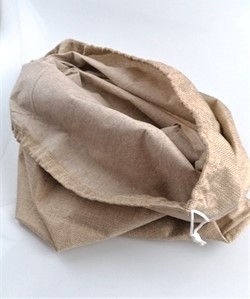 Julemandssæk. H. ca. 70 cm. B. ca. 50 cm. Snor for oven til lukke sækken med.