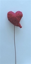 Rødt sisalhjerte på metalpind. Hjertet måler ca. Ø 6 x 5 cm.