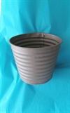Grå metal potte. H 10 cm. Ø målt for oven af potten ca. 13 cm.