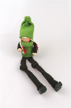 Nissepige med slaskeben. Kroppen og hue måler ca. 11 cm + ben.