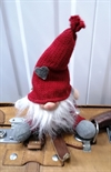 Nisse siddende med skæg. Rød hue. H. ca. 24 cm.