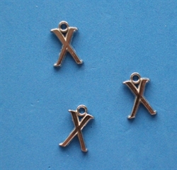 X 3 stk Metalbogstav til dekoration bordkort/lyspynt m.m. Ca.2 cm. Har lille øje.