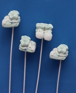 2 stk. Mint grøn . små baby sko på pind. Sokken/skoen måler ca. 2,5 cm. Fine i dekorationer m.m.