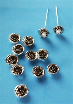  12 stk.Metal . Blanke dekorations capper + 12 stk. nåle.