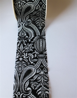 Rulle med 20 meter sort dekorations bånd med transp. mønster brede 9 cm.